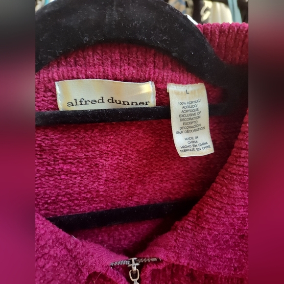 Bundle Of Reds ♥️ 5 Pieces All Same Similar Fit With 22-23" Pit To Pit (L-XL) - Picture 5 of 12